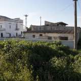 Un �bipolarismo� reso ancora pi� marcato dalla bianca masseria solitaria che si affaccia sulla lama, a pochi passi dal centro commerciale